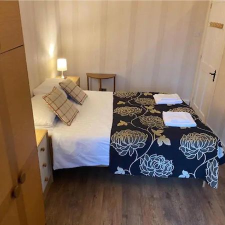 1 Bed In The Outskirts Of Edinburgh, Free Wifi & Street Parking, Self-Catering Apartment Broxburn Exterior photo