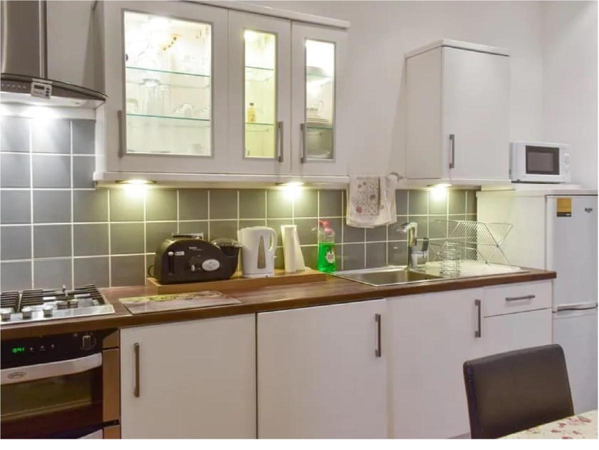 1 Bed In The Outskirts Of Edinburgh, Free Wifi & Street Parking, Self-Catering Apartment Broxburn Exterior photo