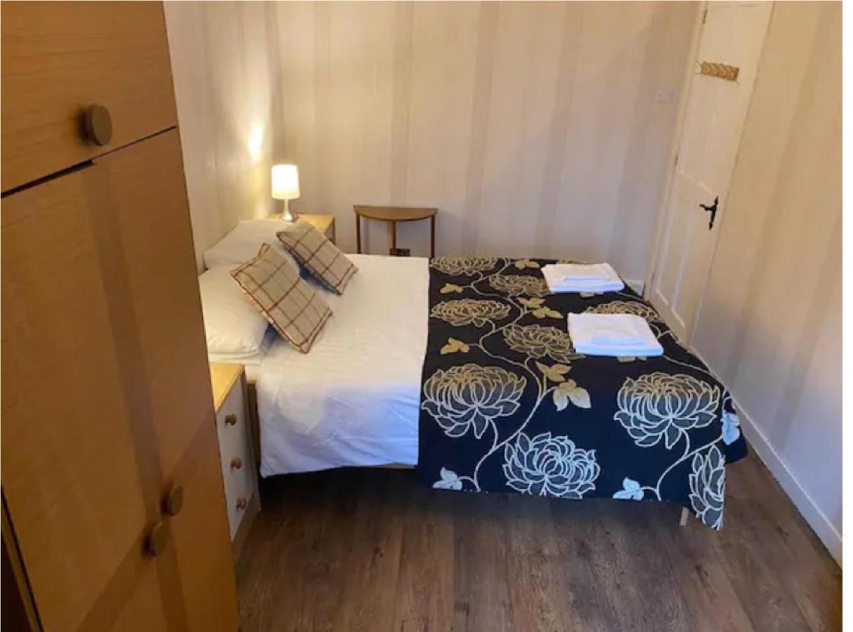 1 Bed In The Outskirts Of Edinburgh, Free Wifi & Street Parking, Self-Catering Apartment Broxburn Exterior photo