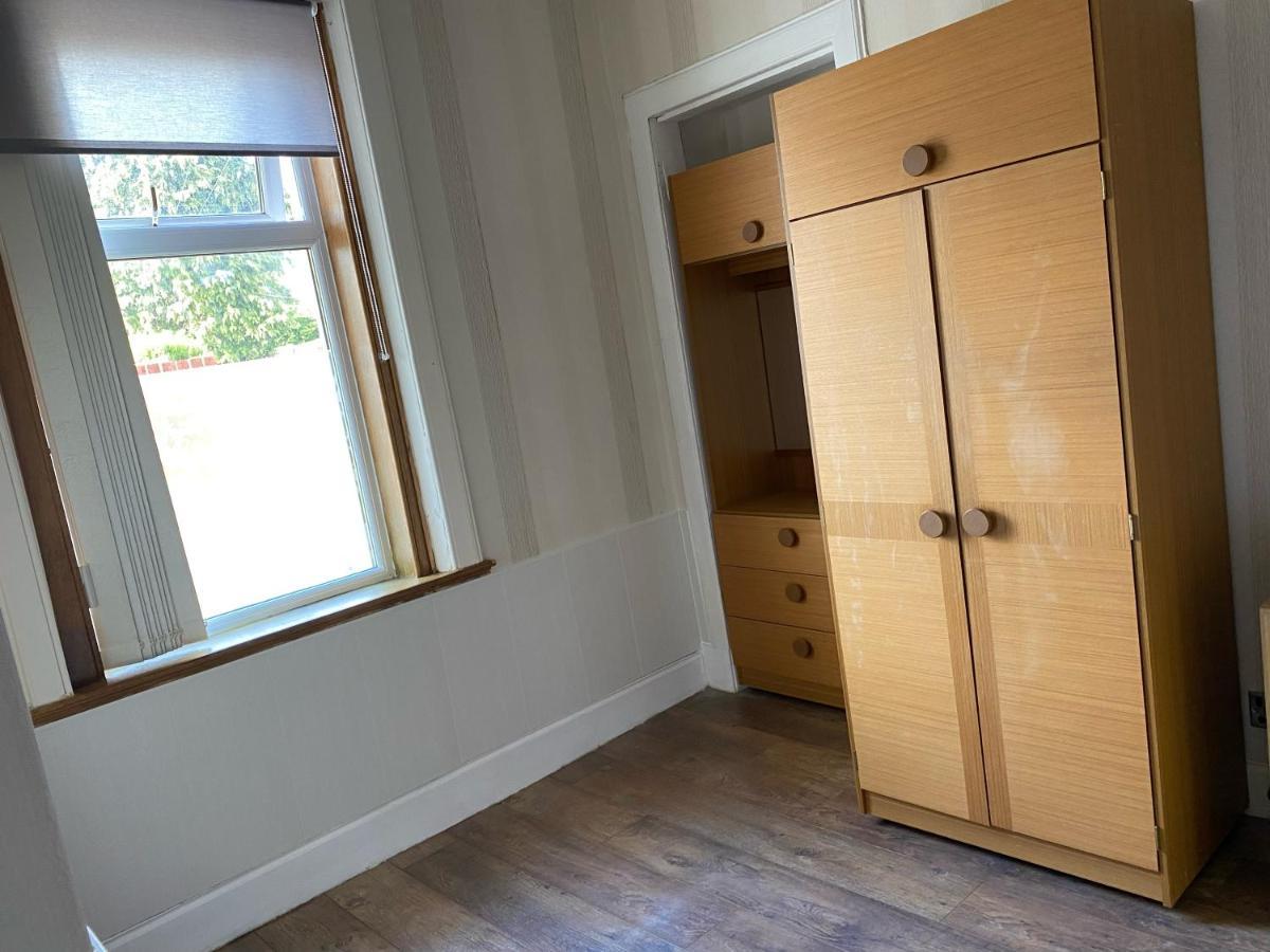 1 Bed In The Outskirts Of Edinburgh, Free Wifi & Street Parking, Self-Catering Apartment Broxburn Exterior photo