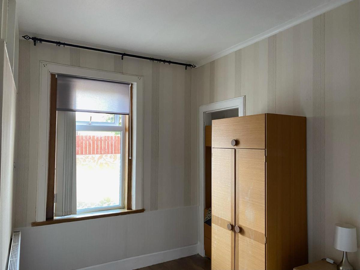 1 Bed In The Outskirts Of Edinburgh, Free Wifi & Street Parking, Self-Catering Apartment Broxburn Exterior photo