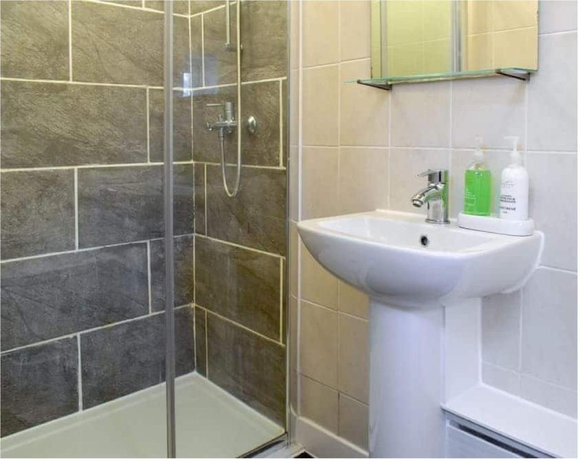 1 Bed In The Outskirts Of Edinburgh, Free Wifi & Street Parking, Self-Catering Apartment Broxburn Exterior photo