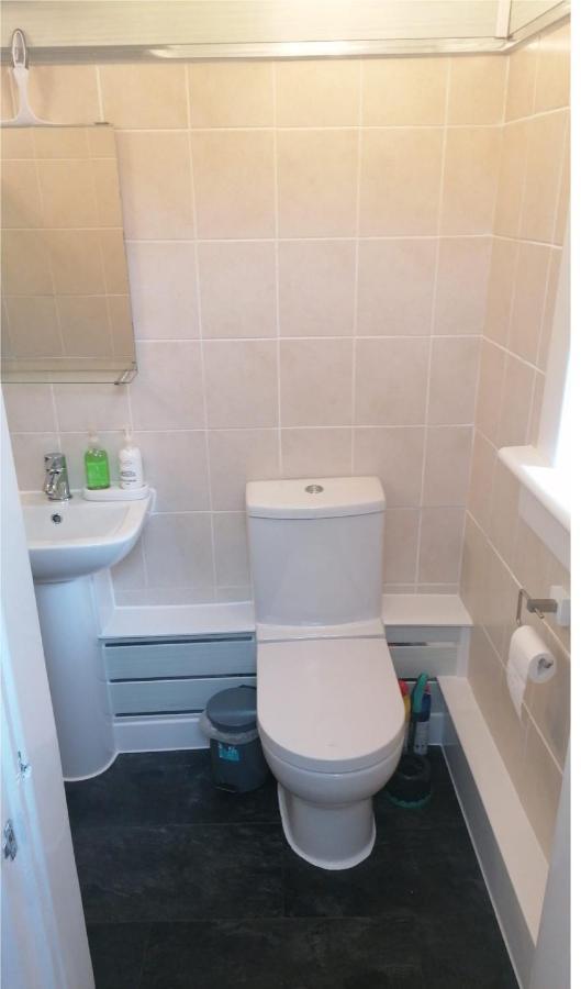1 Bed In The Outskirts Of Edinburgh, Free Wifi & Street Parking, Self-Catering Apartment Broxburn Exterior photo
