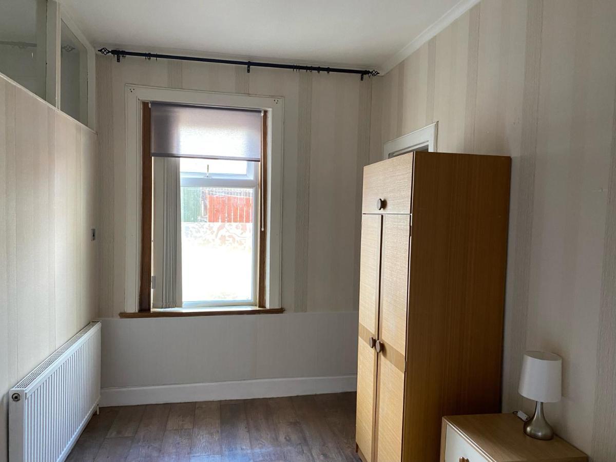 1 Bed In The Outskirts Of Edinburgh, Free Wifi & Street Parking, Self-Catering Apartment Broxburn Exterior photo